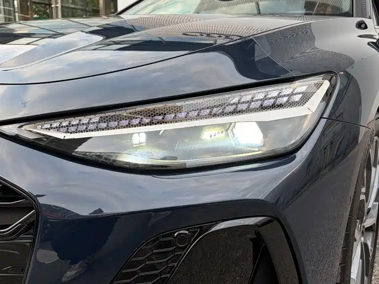 Фото 9 - Audi A6L