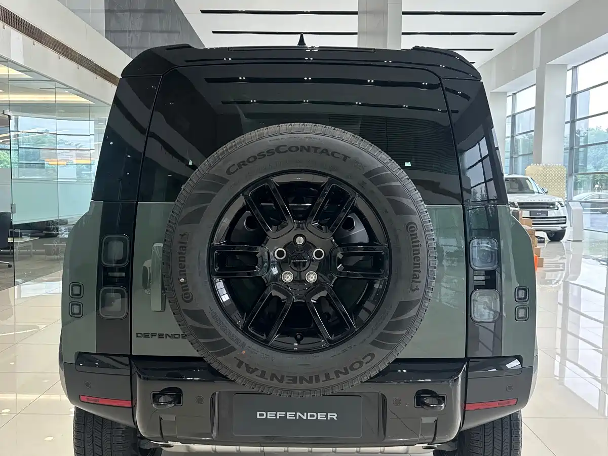 Land Rover Defender 2026 Model 90 2.0T P300 S фото 7