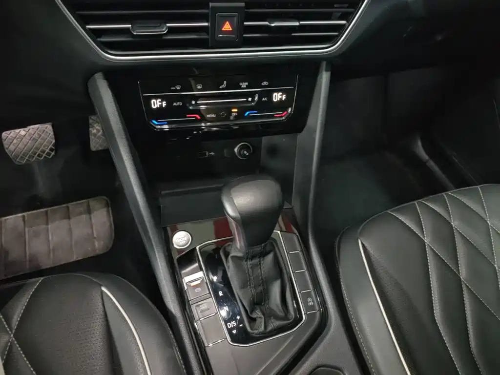 Фото 14 - Volkswagen Tiguan L