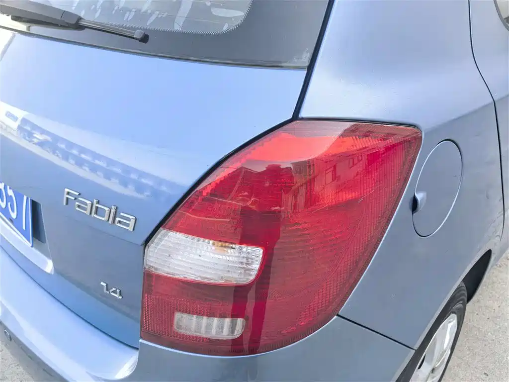 Škoda Fabia 2011 1.4L Automatic Crystal Elegance Edition фото 15