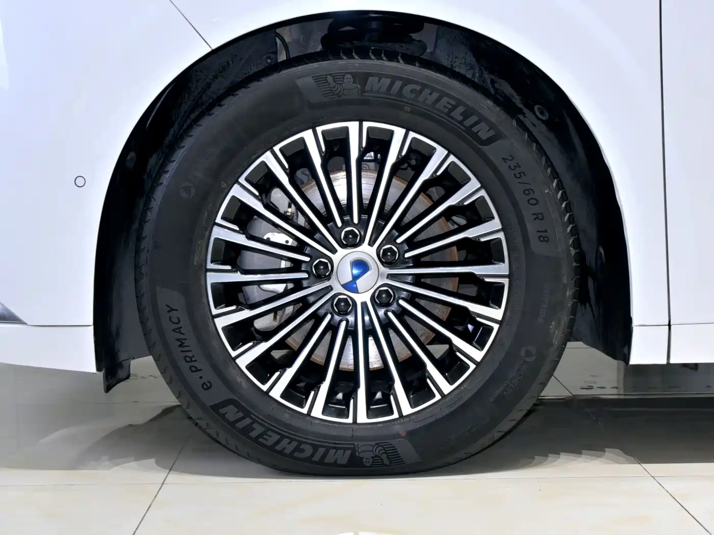 Denza D9 2022 DM-i 970 AWD Flagship фото 29