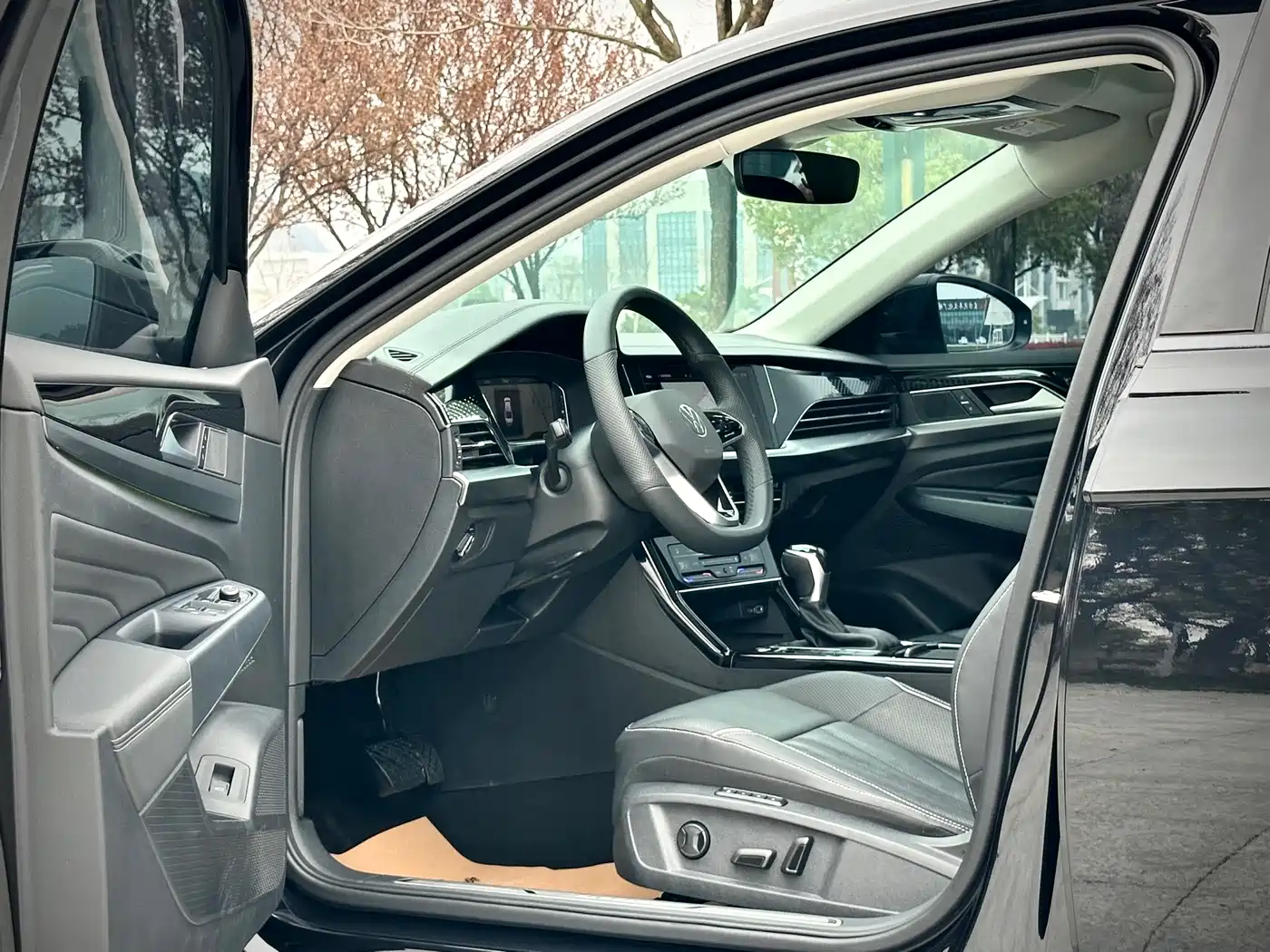 Volkswagen Passat 2024 380TSI Luxury фото 8