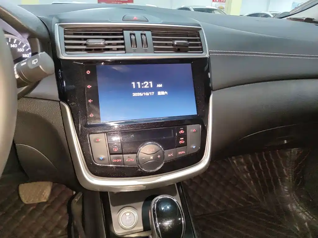 صورة 13 - Nissan Tiida