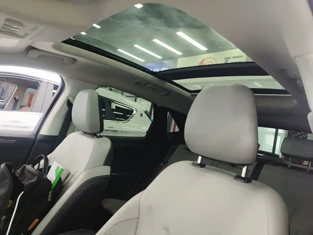 Photo 18 - Ford Escape