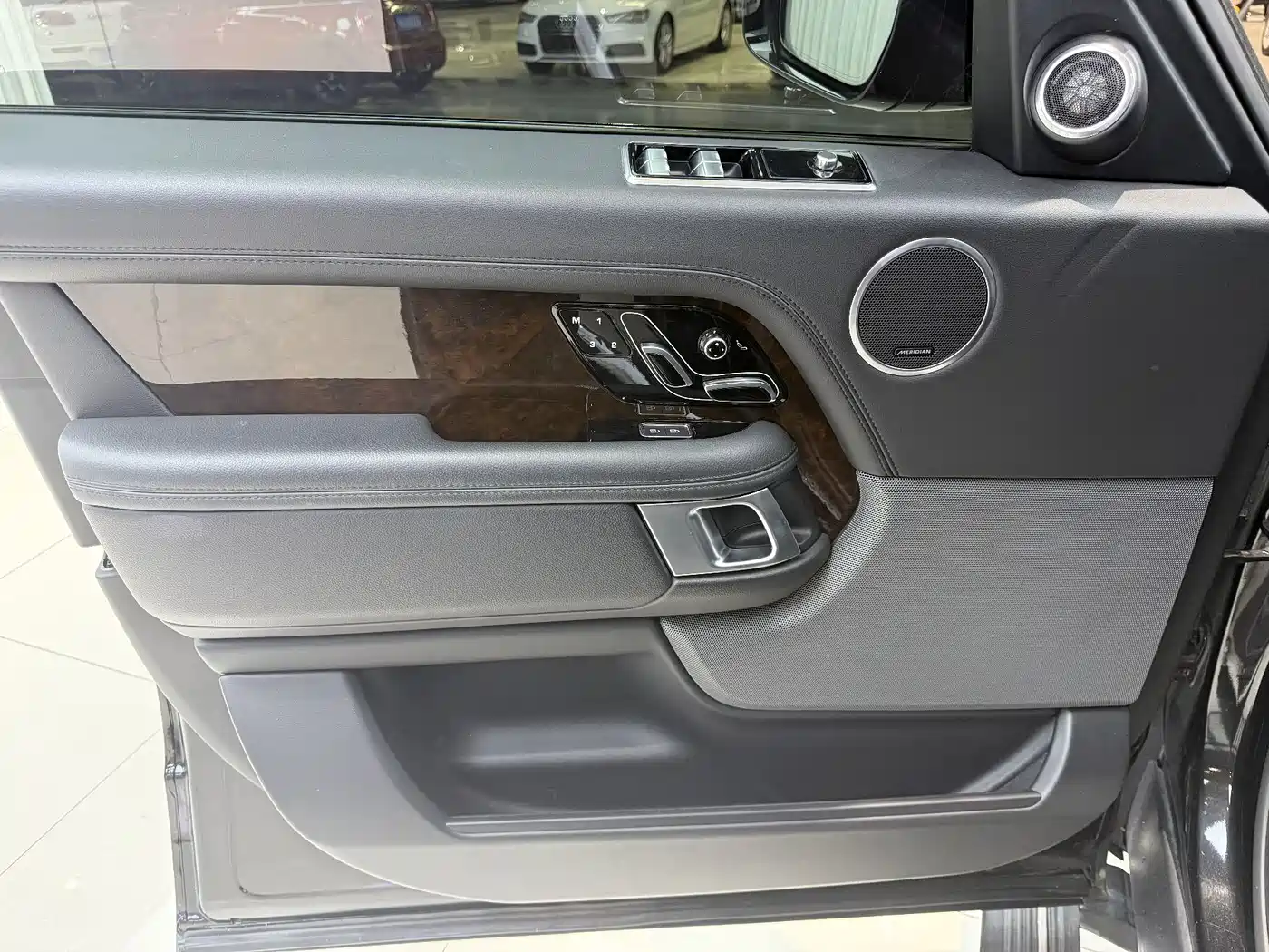 Land Rover Range Rover 2021 3.0 L6 Golden Age Edition фото 11
