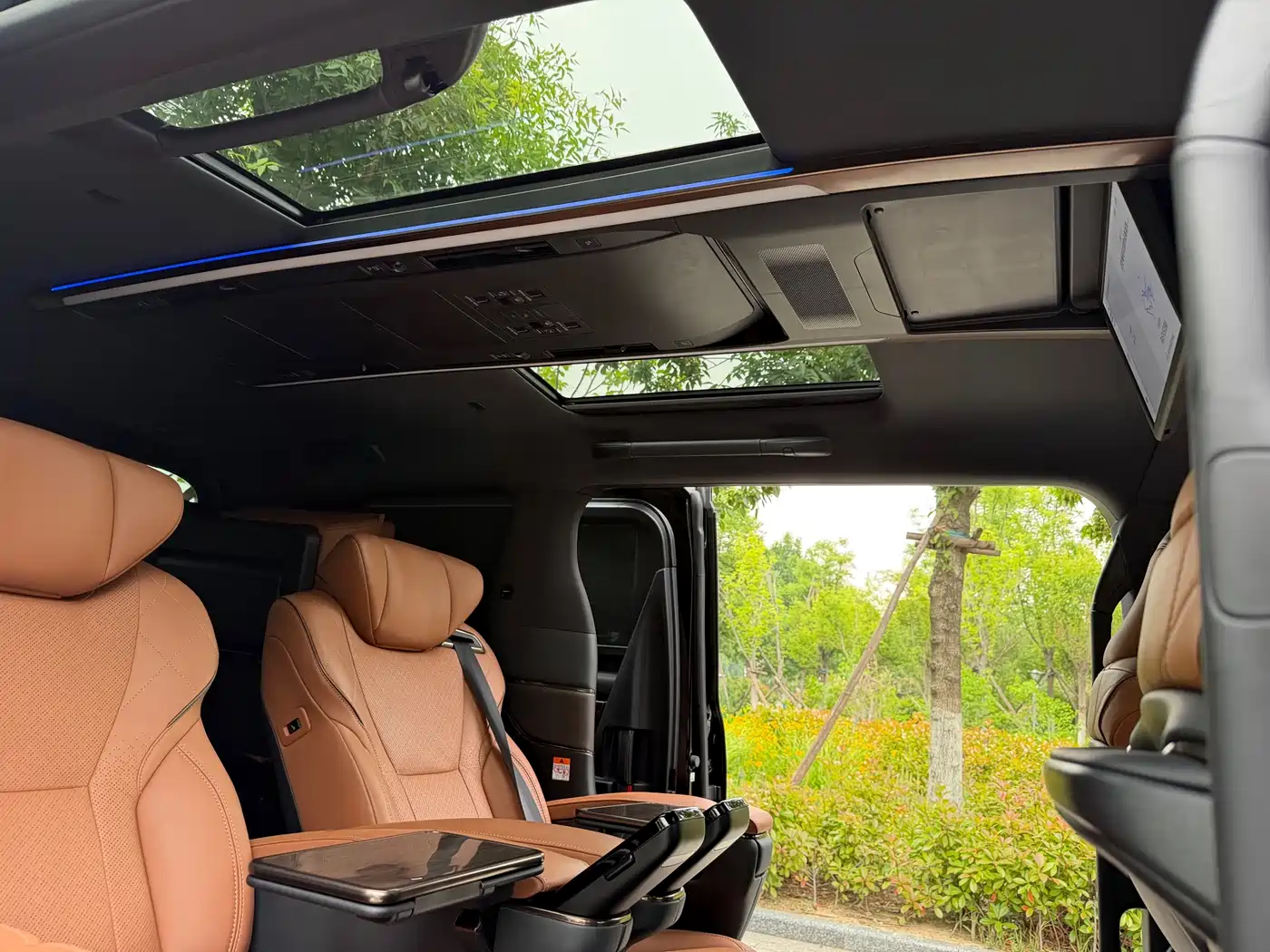 Toyota Vellfire 2024 Crown Hybrid 2.5L Executive Premium Edition фото 14