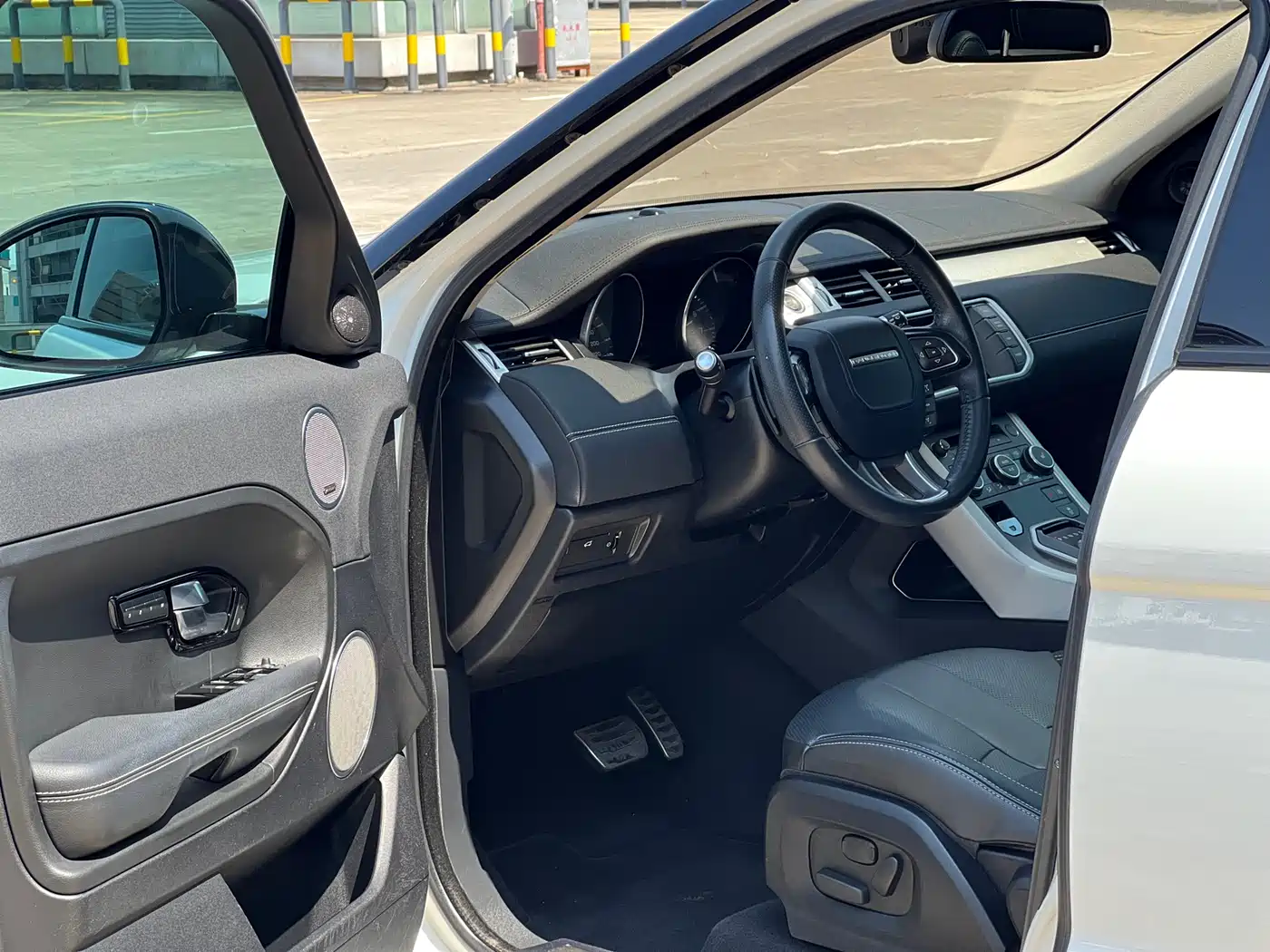 Land Rover Range Rover Evoque 2015 2.0T 5-Door Dynamic Edition фото 9