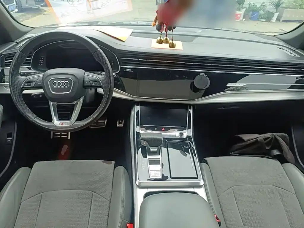 Photo 10 - Audi Q8