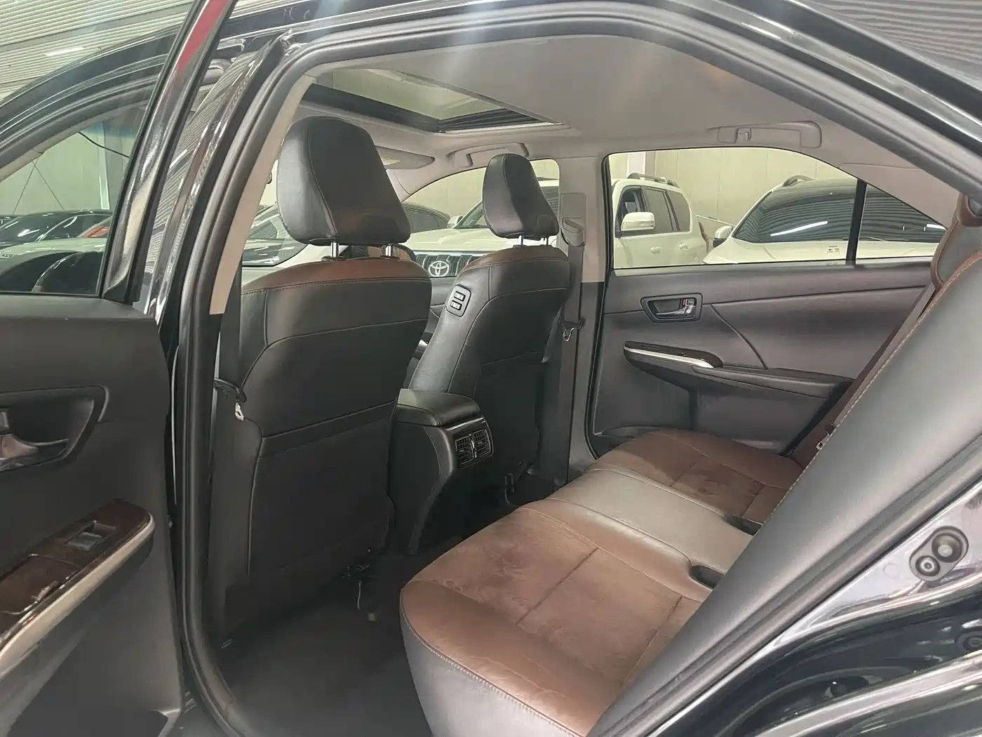 Toyota Camry 2016 2.5G 10th Anniversary Luxury Navigation Edition фото 12