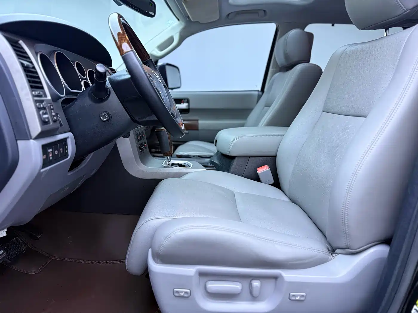 Toyota Sequoia 2010 5.7 Platinum Edition фото 6