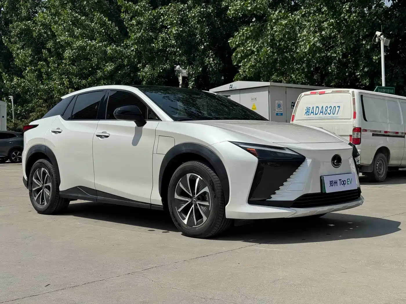 Lexus RZ 2023 450e 4WD Deluxe фото 3