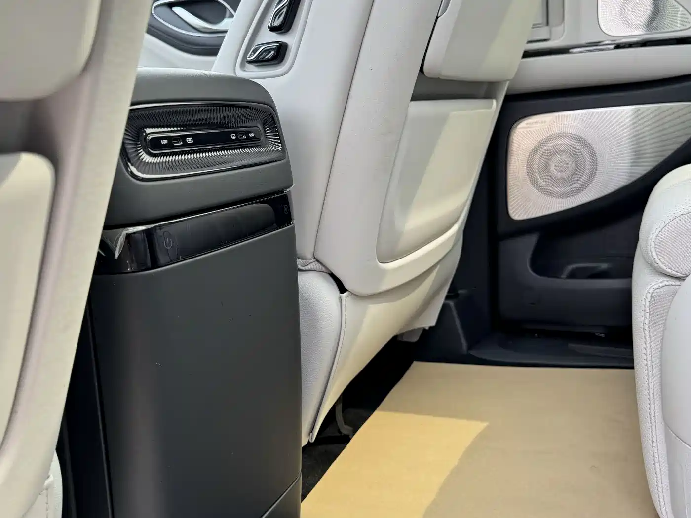 Voyah Auto Voyah Dreamer 2025 PHEV AWD Flagship Kunpeng Edition фото 8