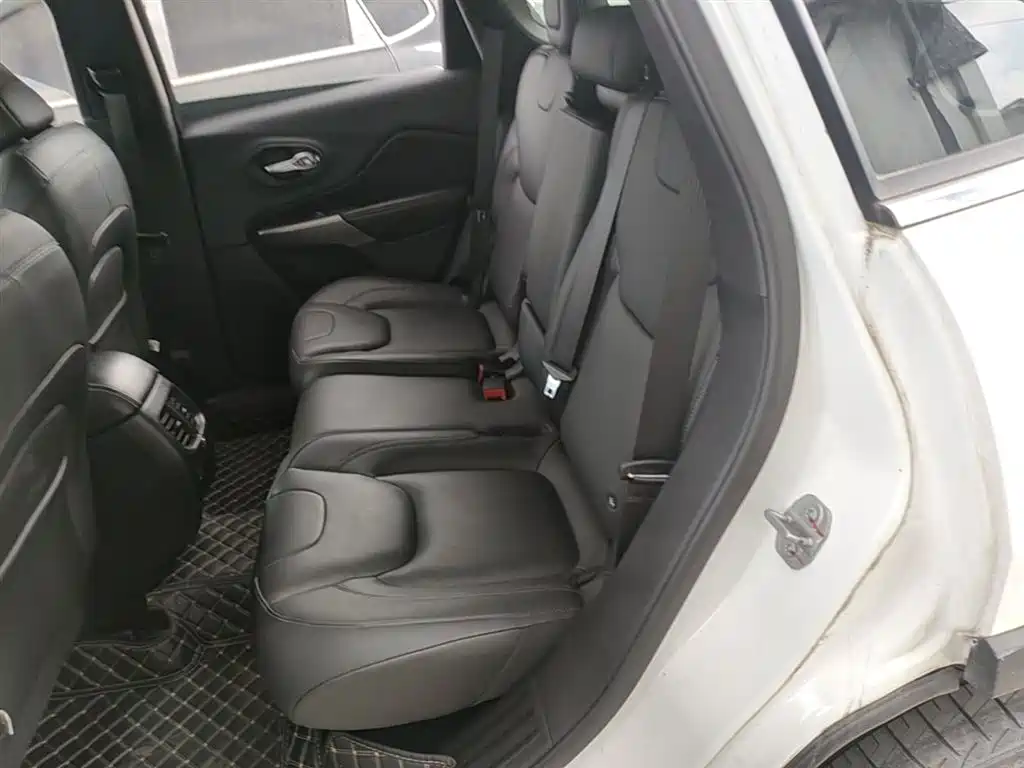 Фото 17 - Jeep Cherokee