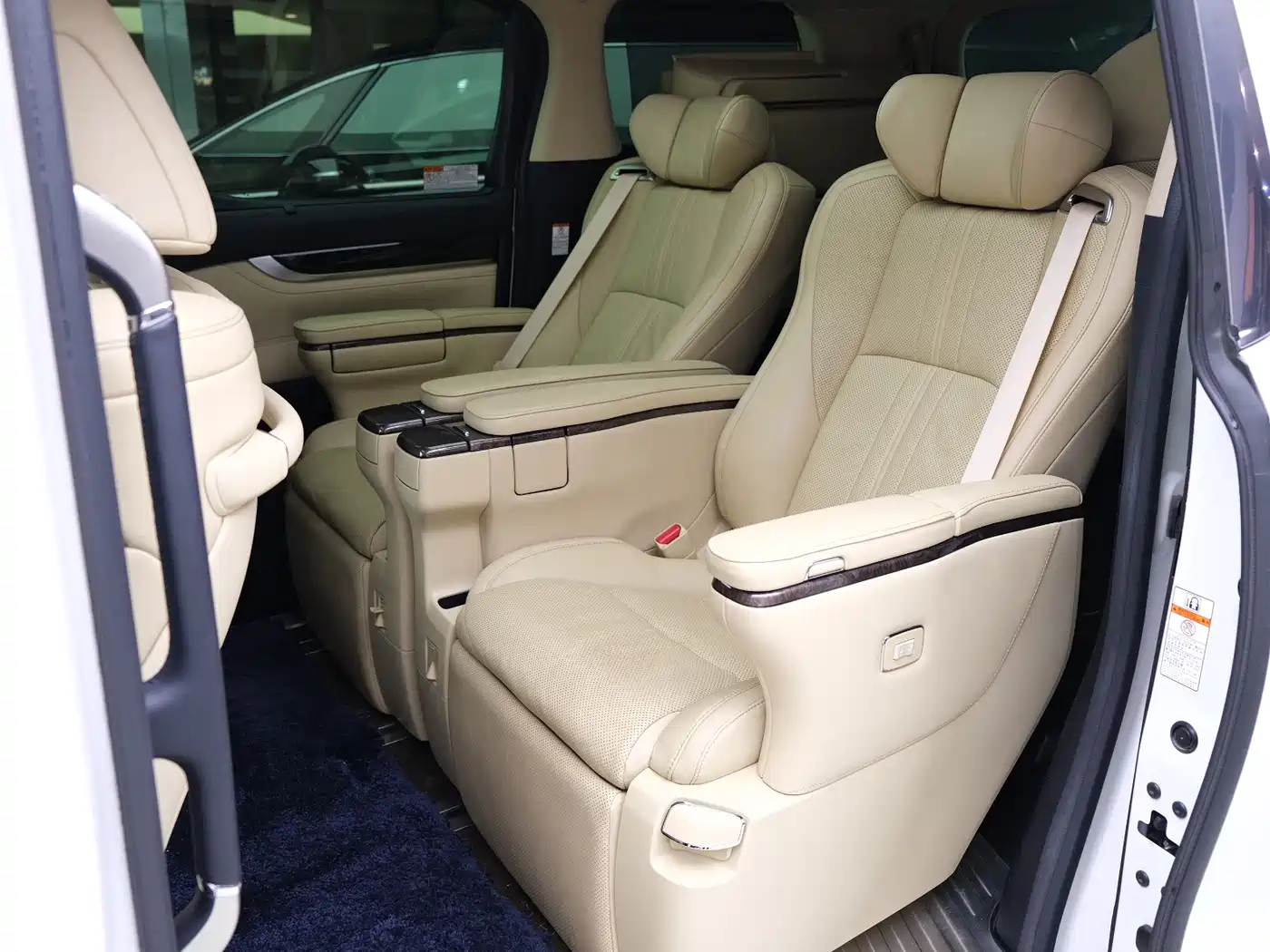 Toyota Alphard 2021 Hybrid 2.5L Luxury фото 10