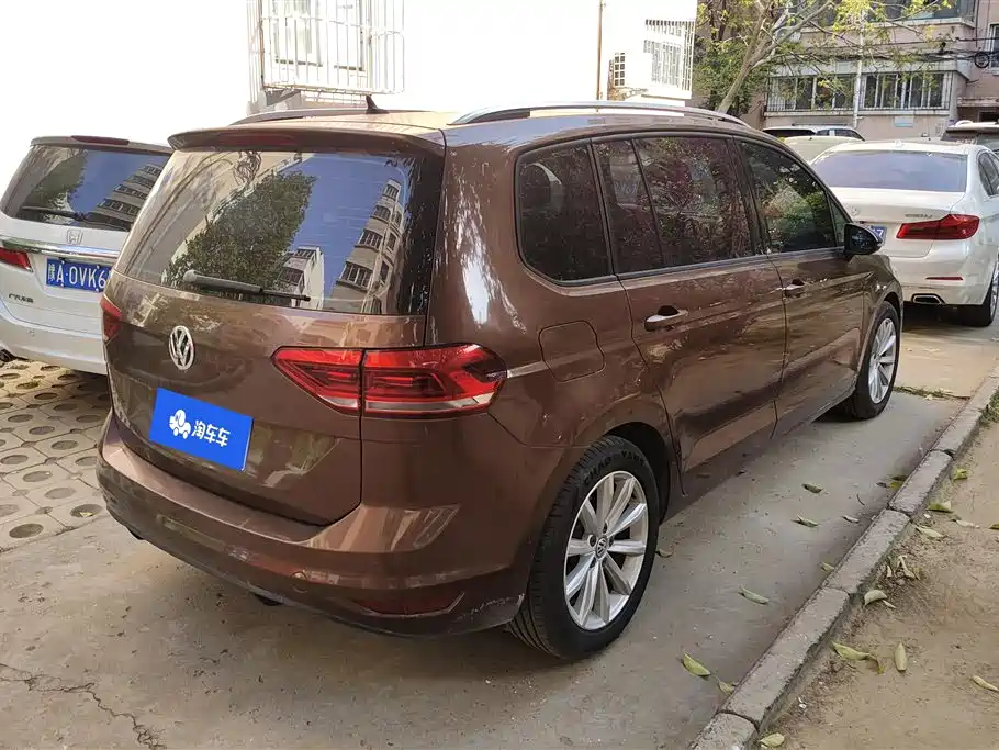 VOLKSWAGEN TOURAN
