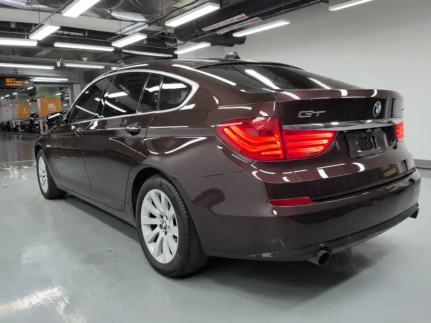 BMW 5 Series GT 2010 535i Leading Model фото 17