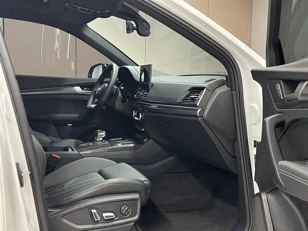 Audi Q5L 2024 Model 40 TFSI Luxury Dynamic фото 17