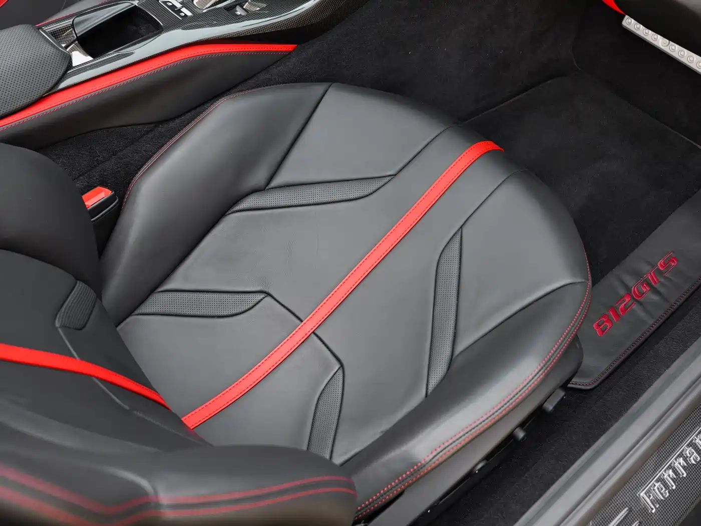Photo 30 - Ferrari 812