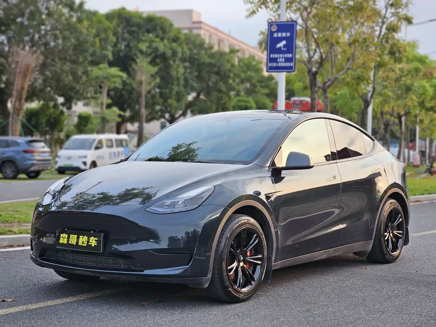 TESLA MODEL Y