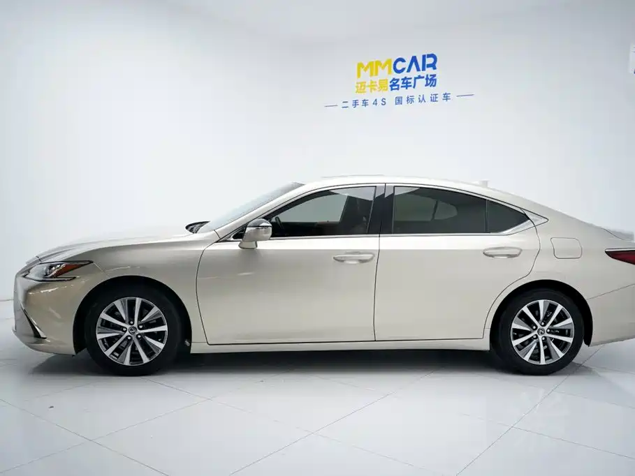 Фото 11 - Lexus ES