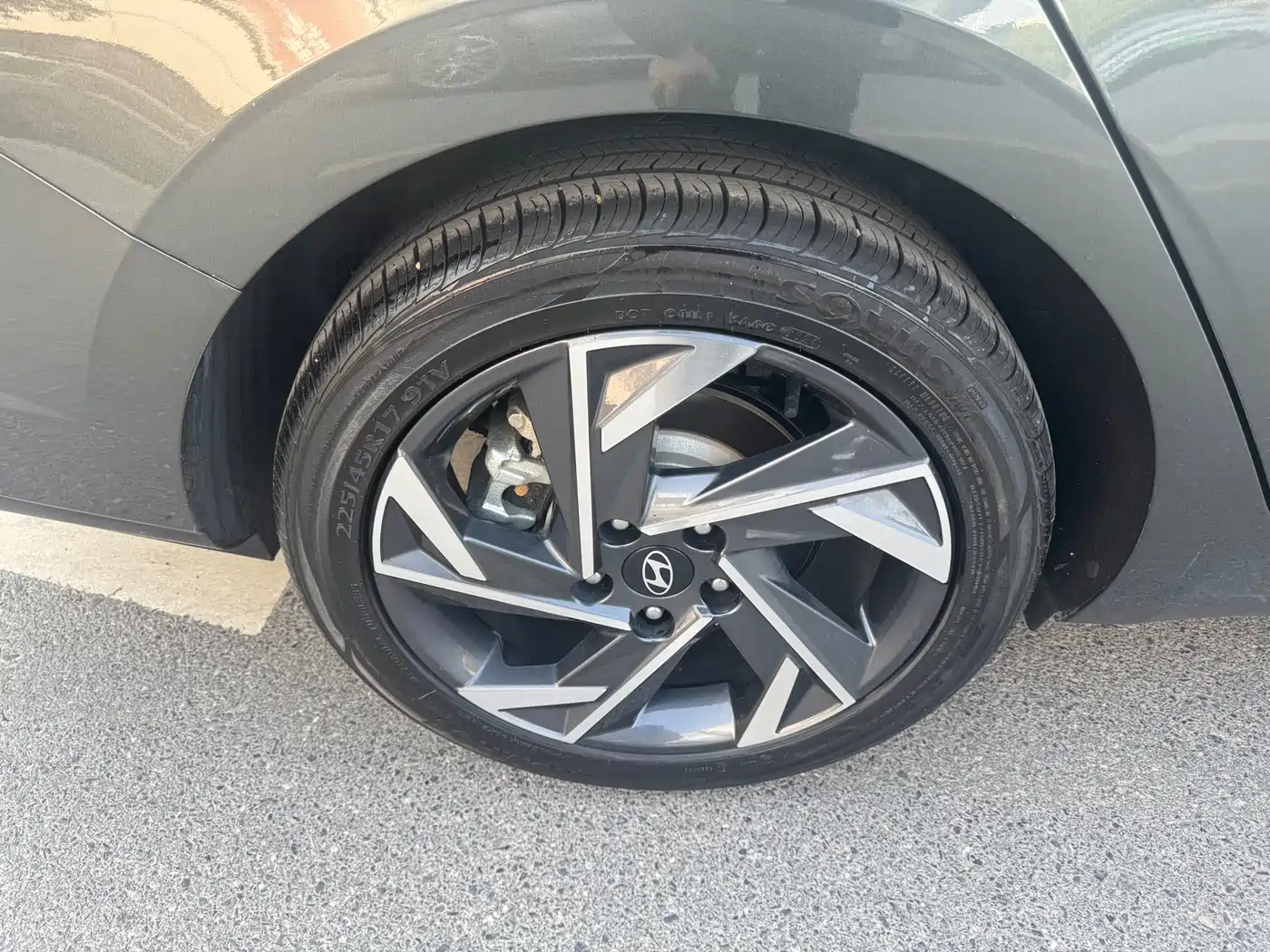 Hyundai Elantra 2023 Model 1.5L CVT LUX Premium Edition фото 15