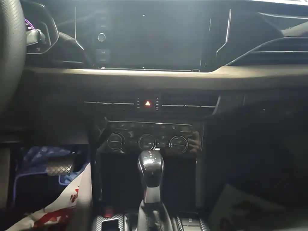 Volkswagen Passat 2019 330TSI Luxury Edition China VI фото 13