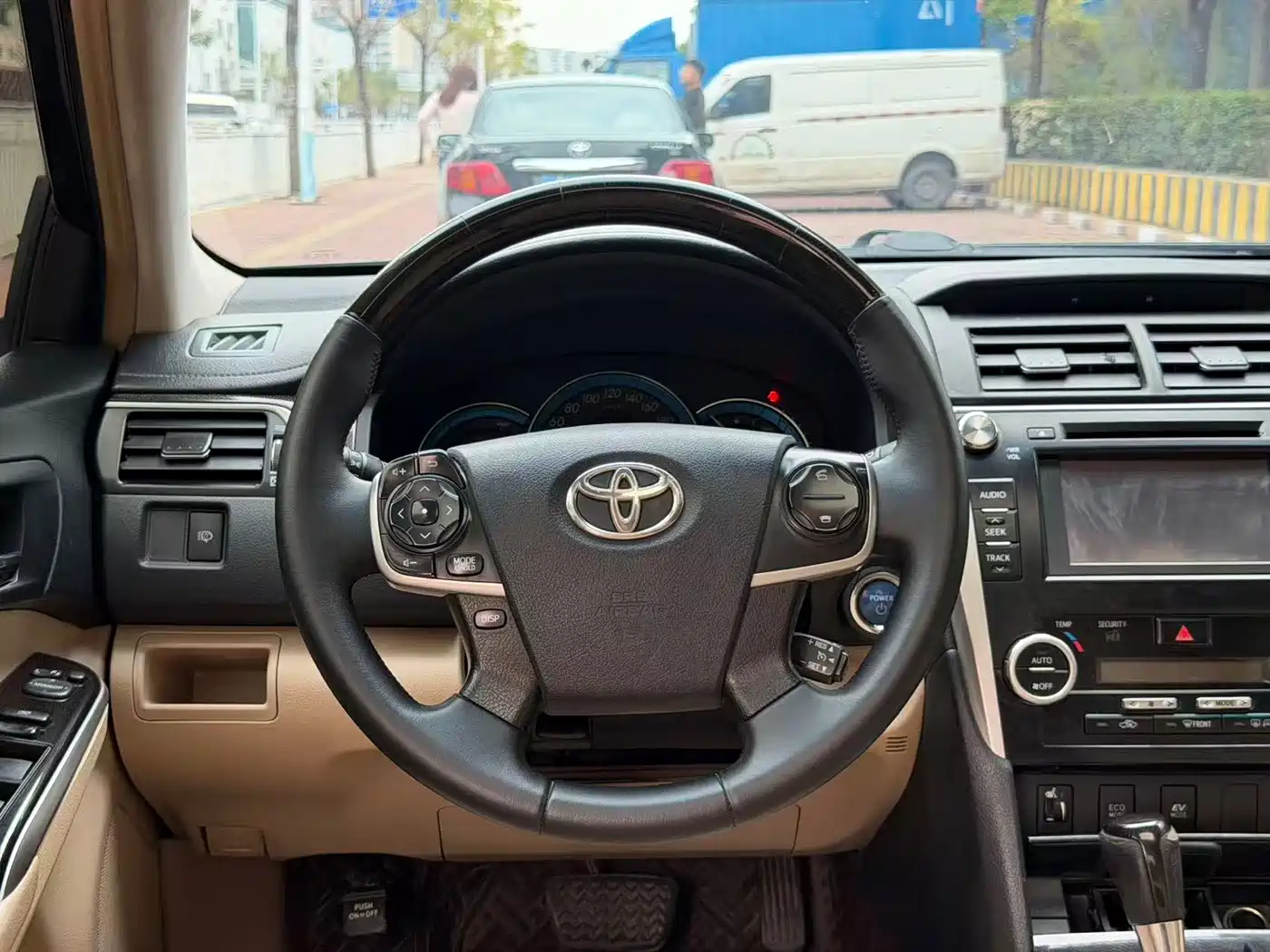 Toyota Camry 2015 Dual Engine 2.5HG Luxury Navigation Edition фото 14