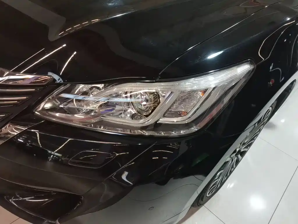 Фото 24 - Toyota Crown