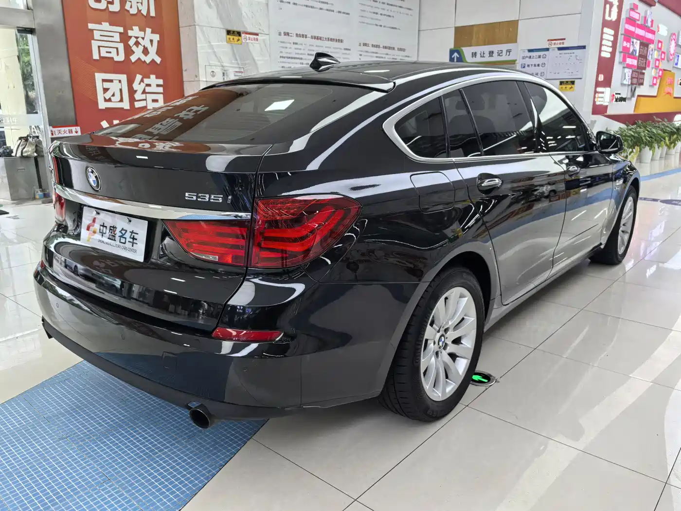 BMW 5 Series GT 2011 535i xDrive Luxury Model фото 7