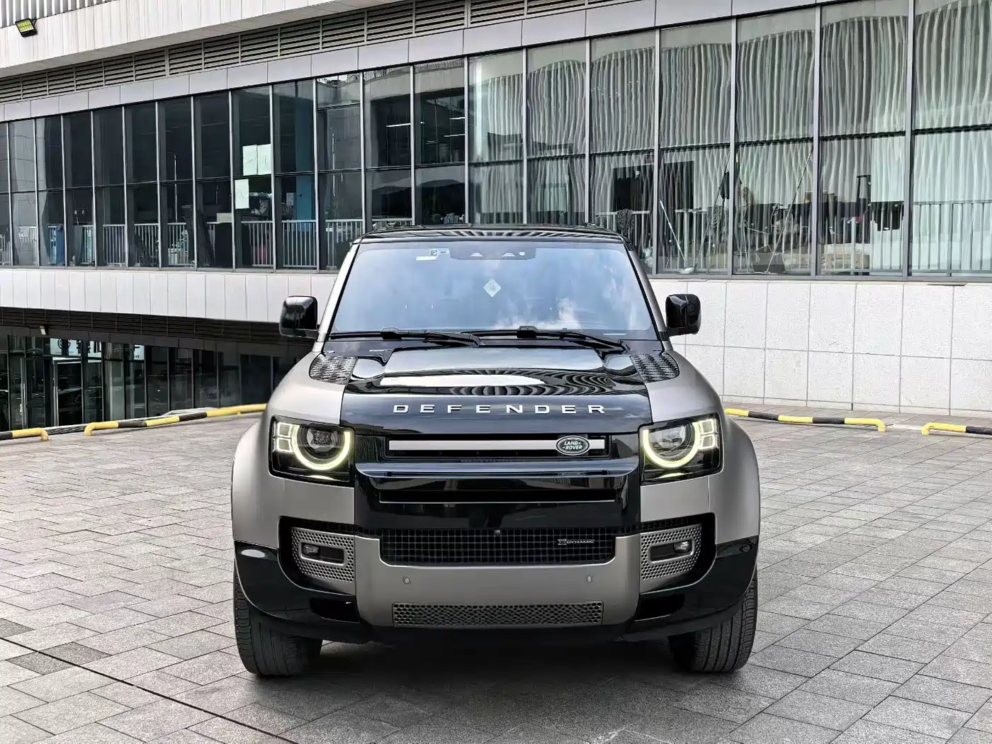 Land Rover Defender 2023 Model 90 2.0T P300 X-DYNAMIC HSE фото 2