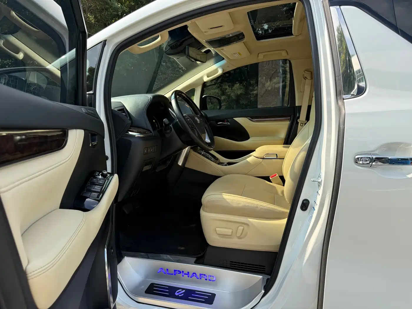 Toyota Alphard 2021 Hybrid 2.5L Luxury фото 4