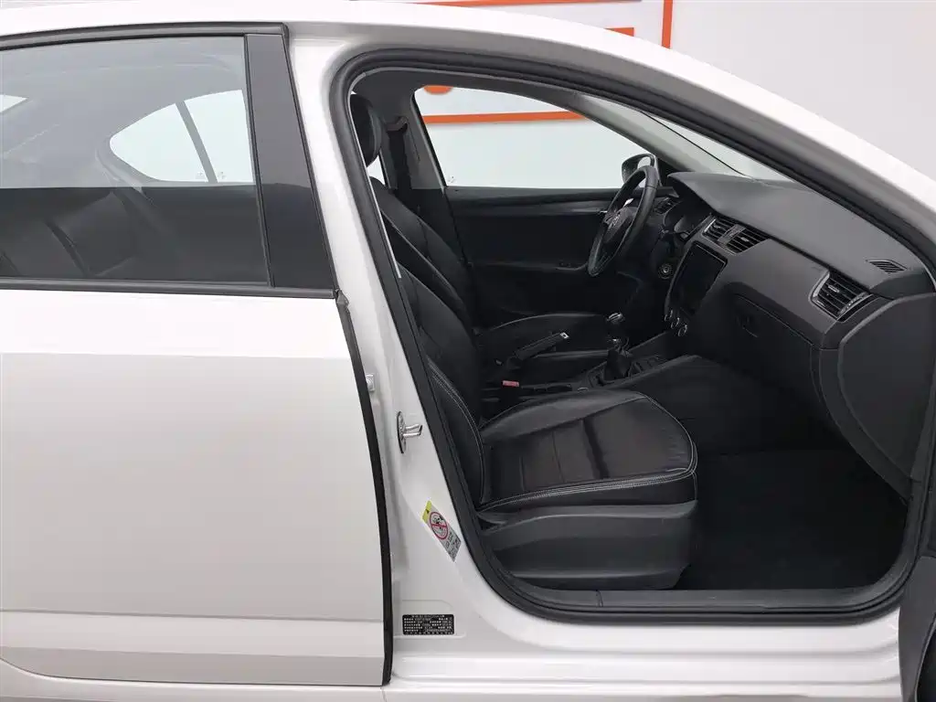 Škoda Octavia 2018 1.6L Manual Standard Edition фото 23