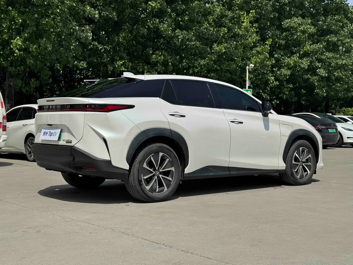 Lexus RZ 2023 450e 4WD Deluxe фото 7