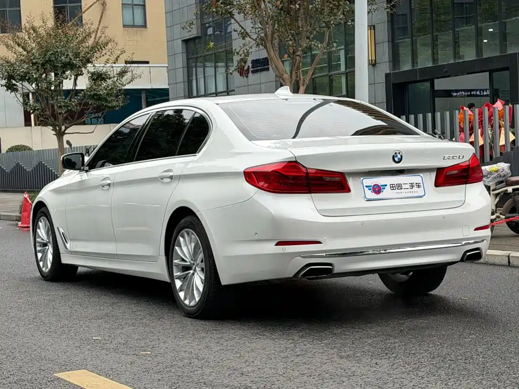 Photo 4 - BMW 5 Series
