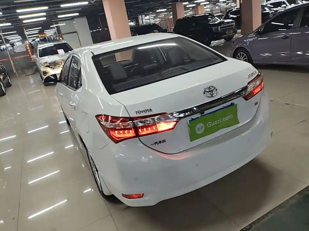 Toyota Corolla 2014 1.6L CVT GL-i Leather Edition фото 5