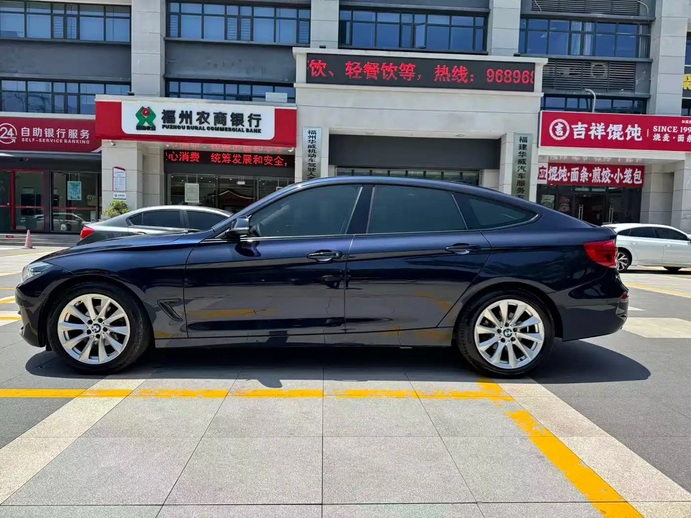 BMW 3 Series GT 2018 320i Luxury Design Package фото 4