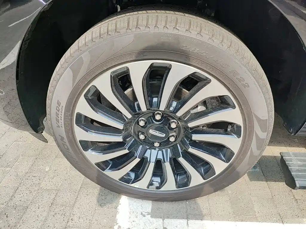 Фото 23 - Lincoln Navigator