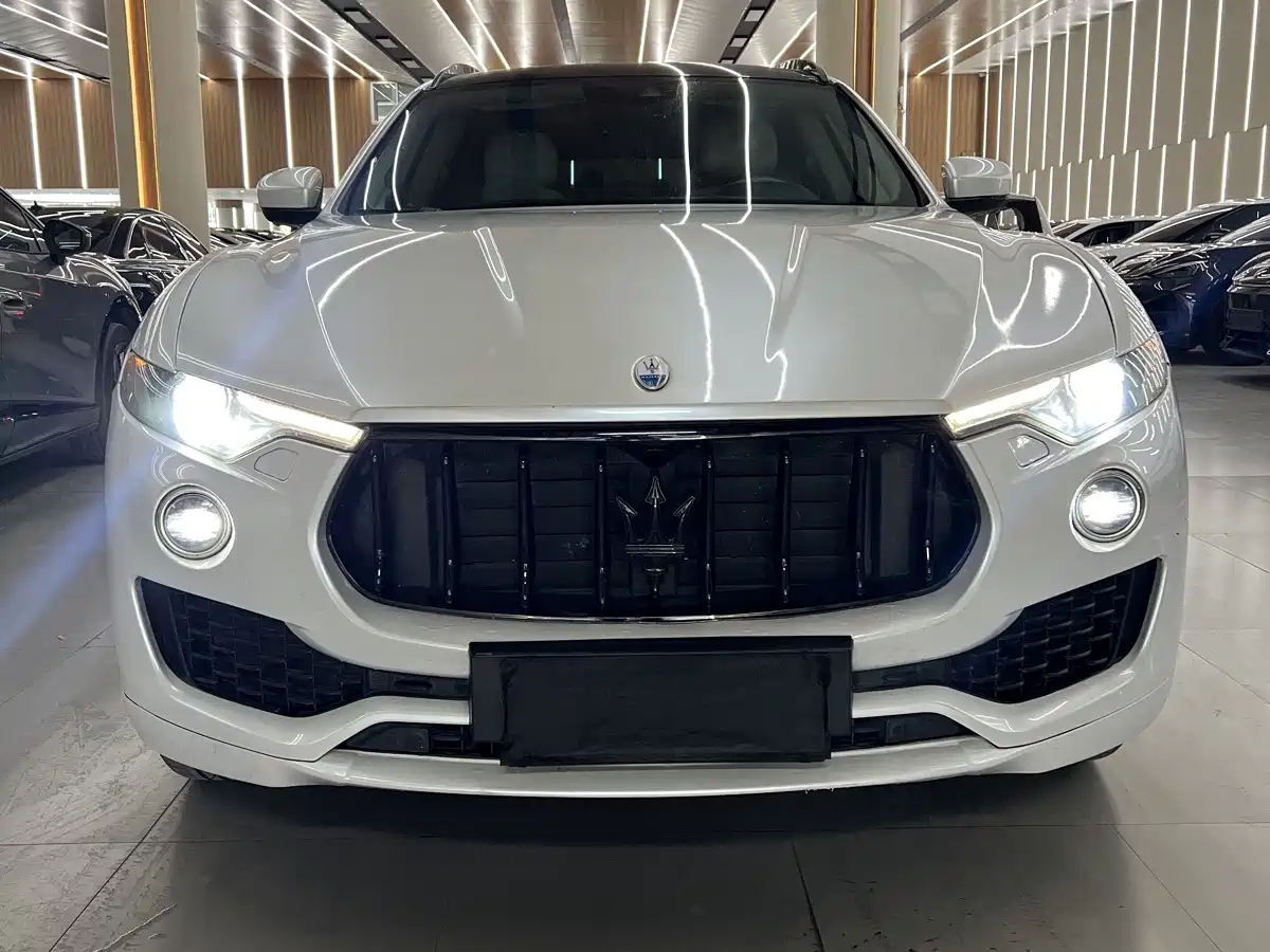 Фото 2 - Maserati Levante