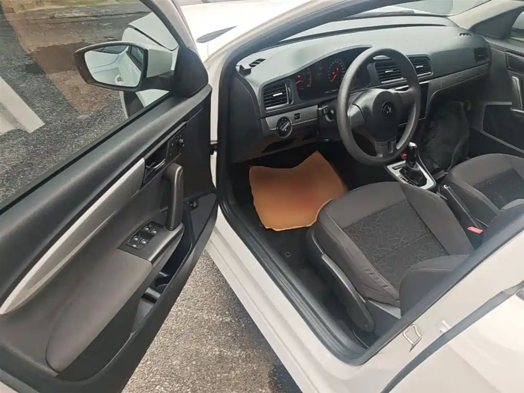 Volkswagen Lavida 2017 1.6L Automatic Comfort Edition фото 16