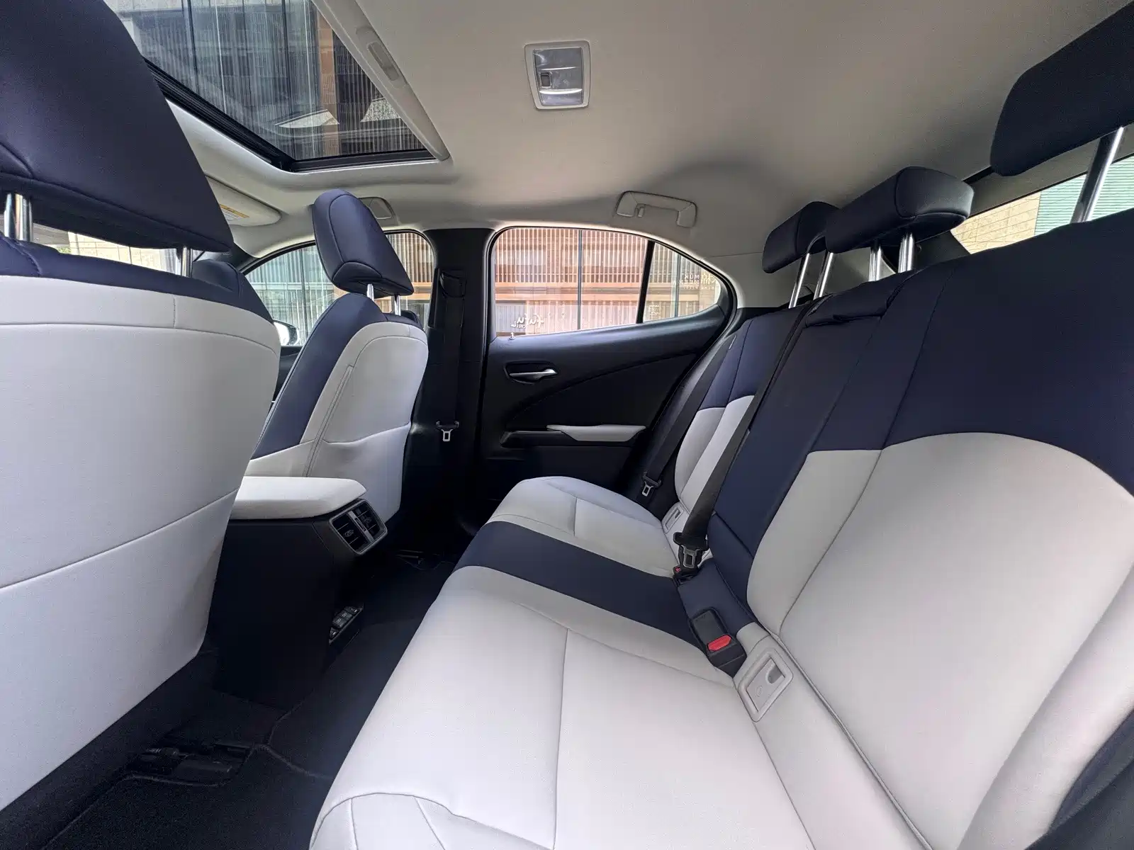Photo 21 - Lexus UX Electric