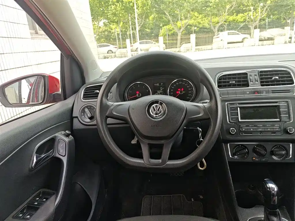 Volkswagen Polo 2014 1.6L Automatic Comfort Edition фото 3