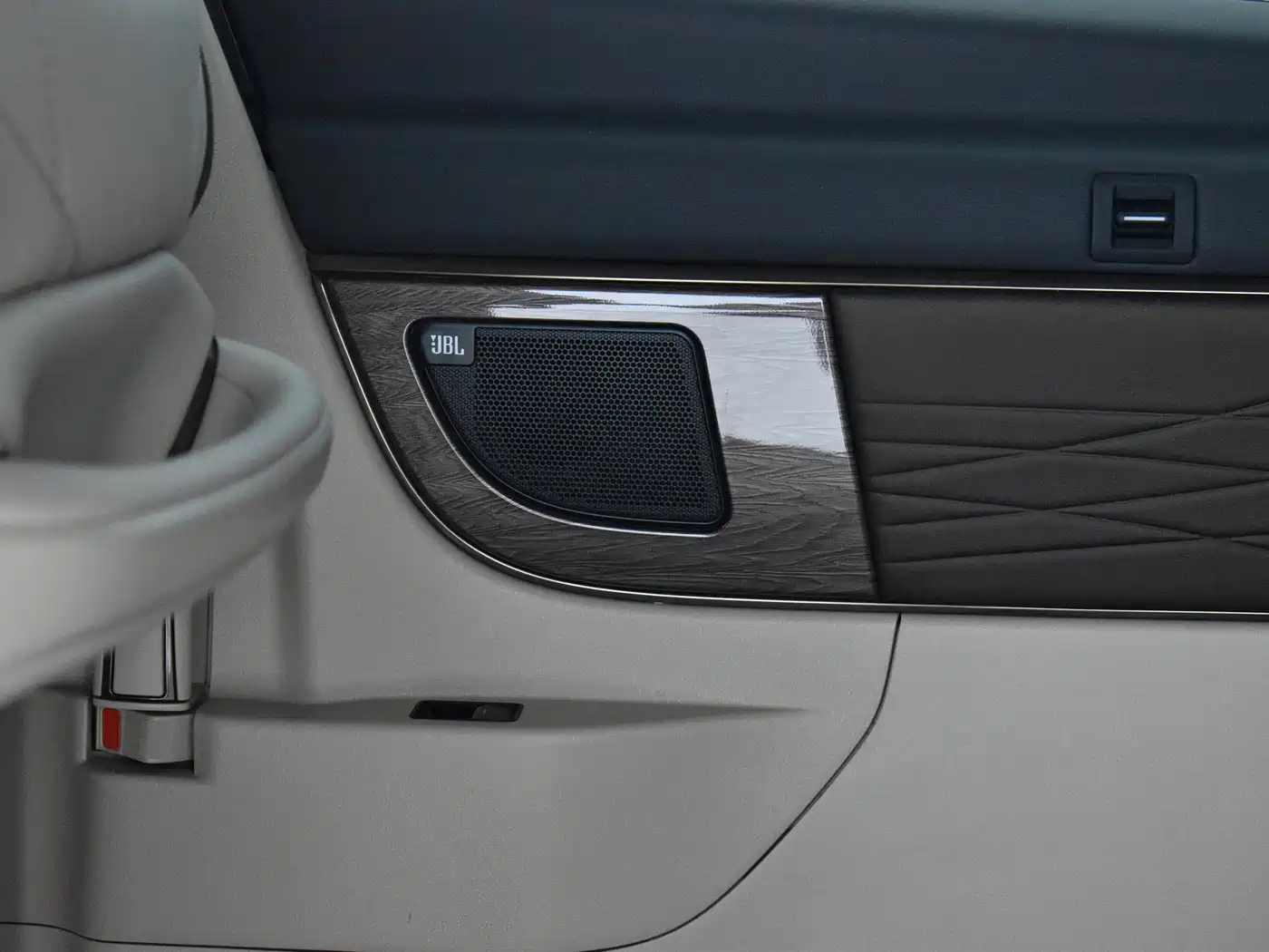 Toyota Vellfire 2024 Crown Hybrid 2.5L Executive Premium Edition фото 13