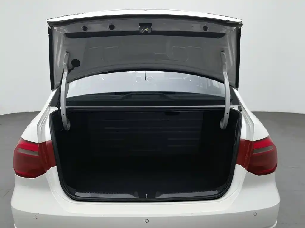 Photo 16 - Volkswagen Jetta