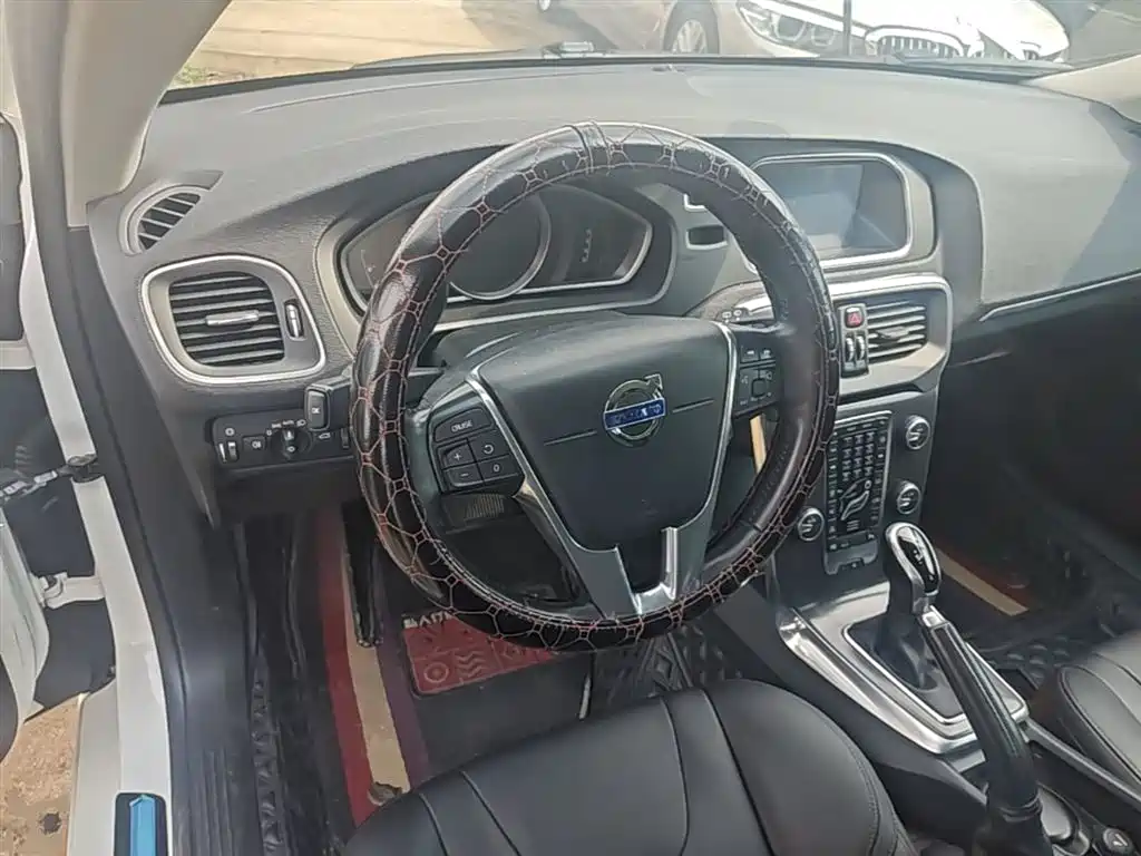 Фото 11 - Volvo V40
