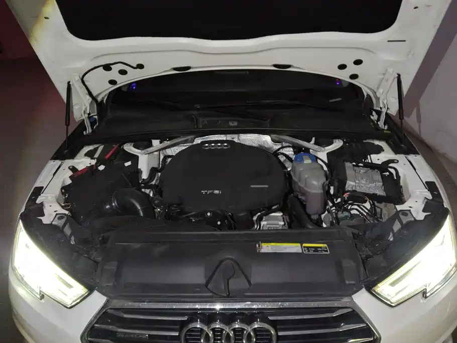 Фото 10 - Audi A4L