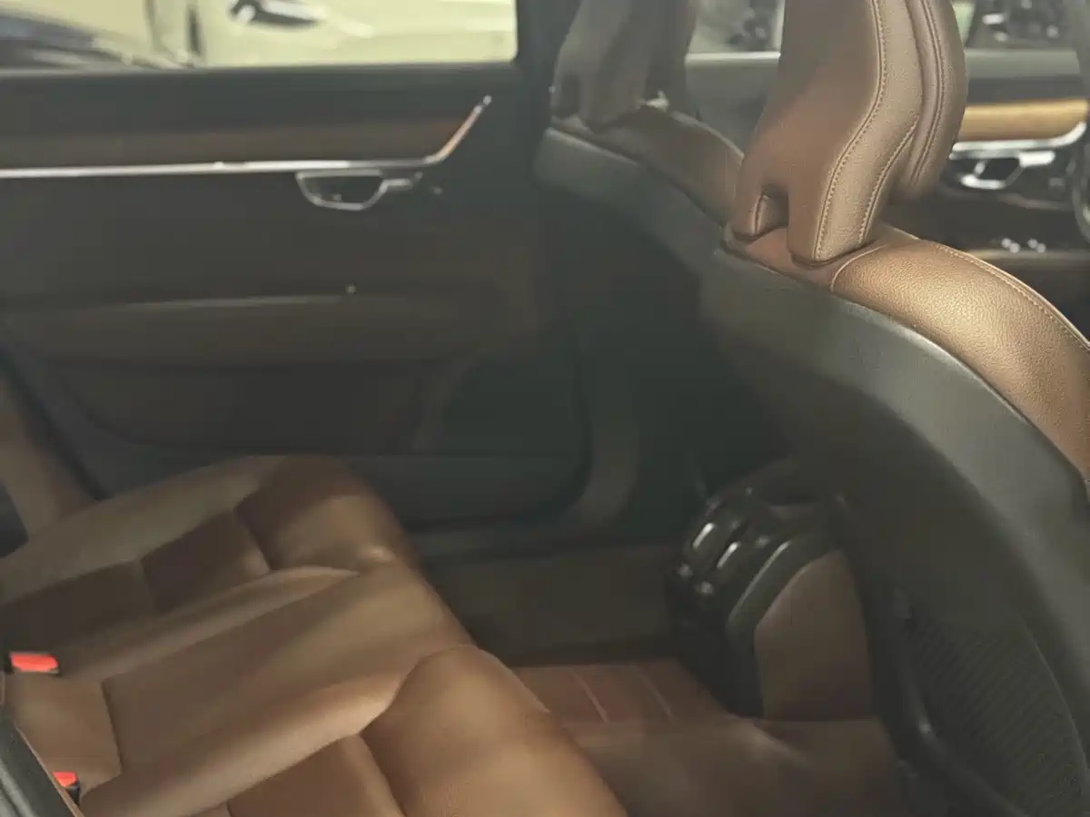 Photo 11 - Volvo S90
