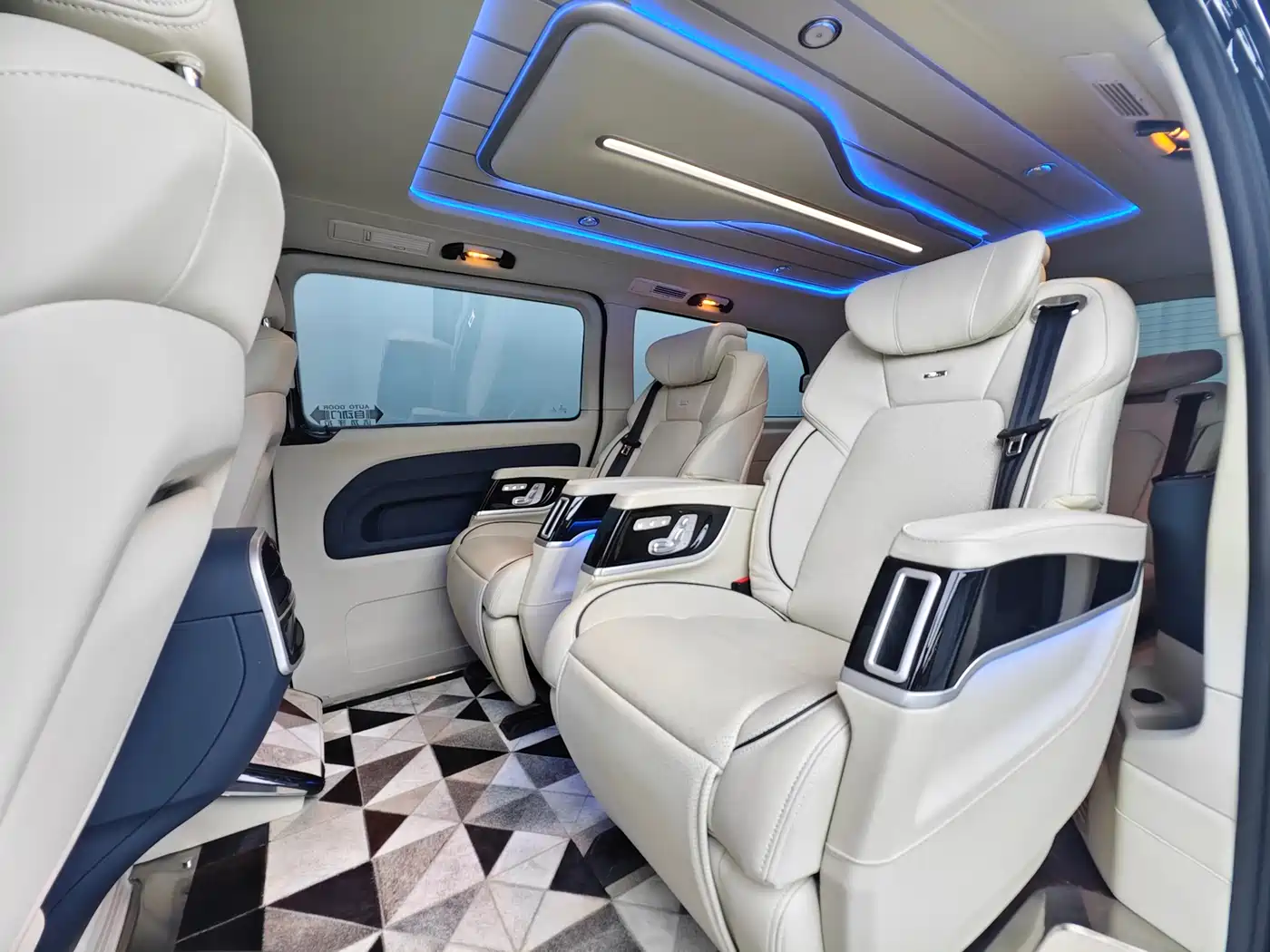 Mercedes-Benz Vito 2021 2.0T Business Edition 7-seater фото 18