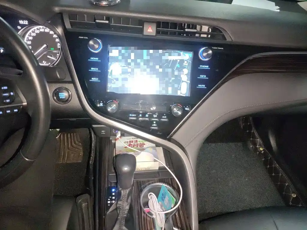 Фото 14 - Toyota Camry