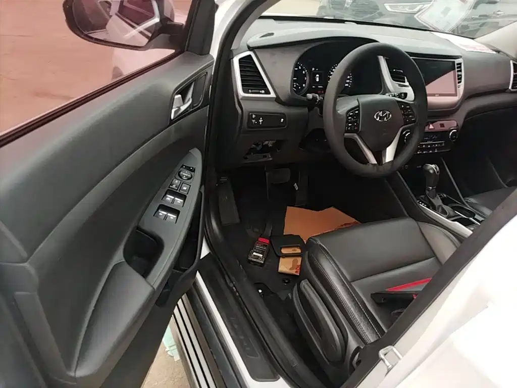 HYUNDAI TUCSON