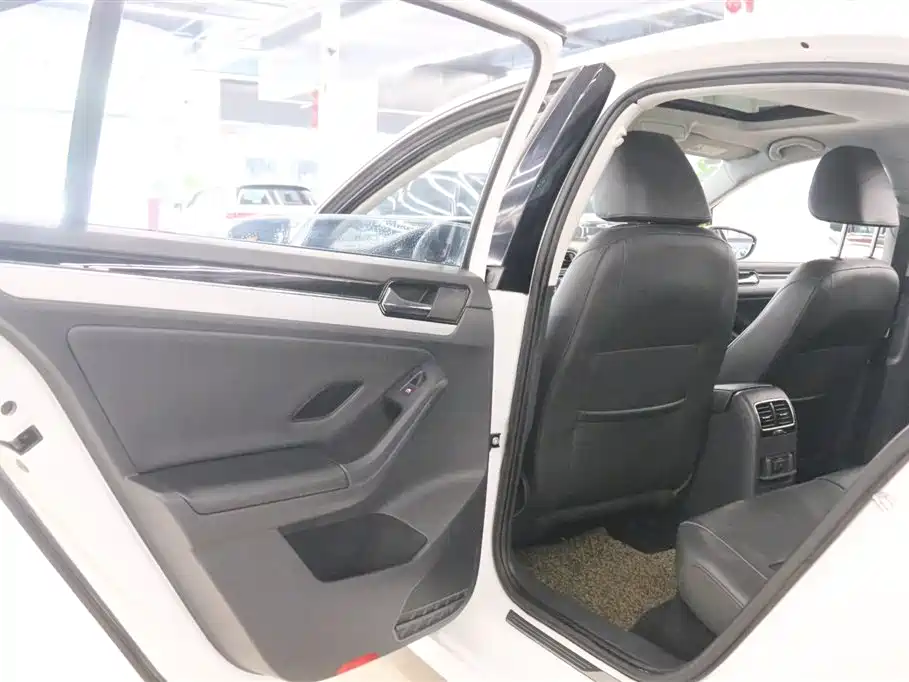 Volkswagen Sagitar 2015 230TSI Automatic Comfort фото 14